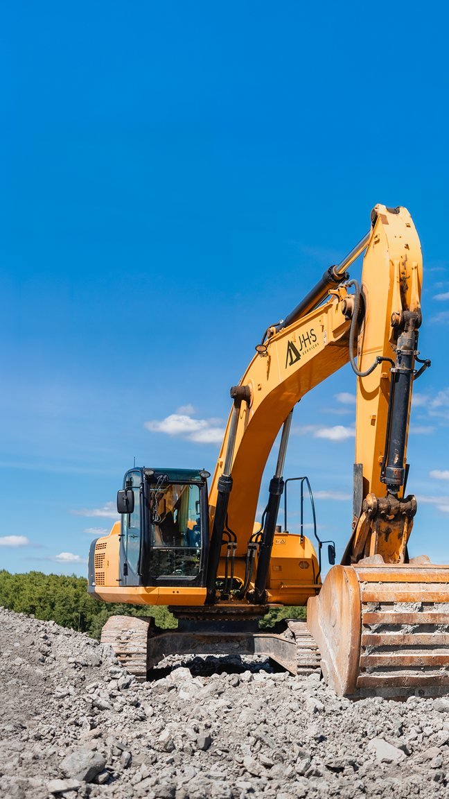 Escavadeira amarela da JHS em operação